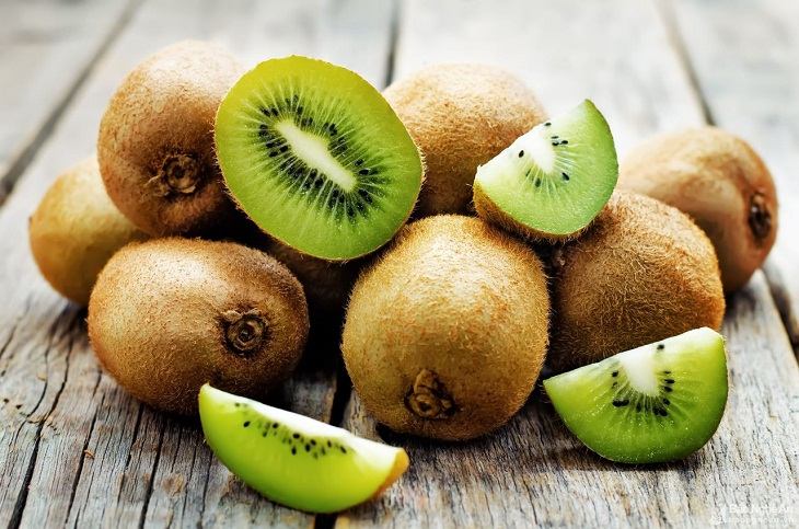 Kiwi còn chứa thêm một loại vitamin hiếm, có khả năng tan trong dầu là vitamin E, có tác dụng chống lại bệnh ung thư