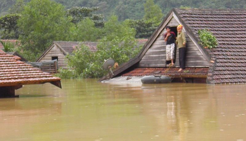 Người dân trong cơn lũ lịch sử