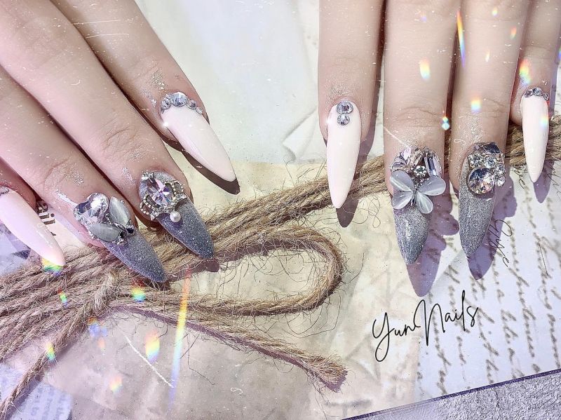 Yun﻿ Nail có rất nhiều những màu gel lạ mắt với các mẫu nail art cập nhật xu hướng