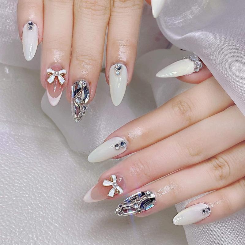 Mẫu nail được đính tinh xảo