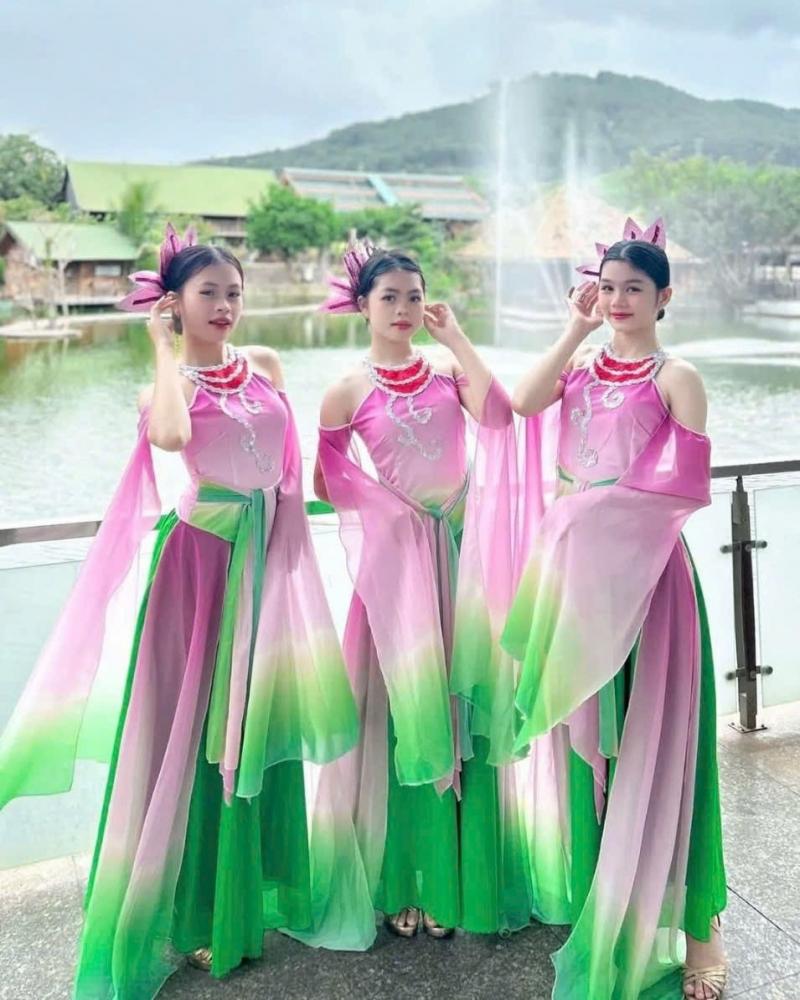 Trang phục biểu diễn Ánh Sáng