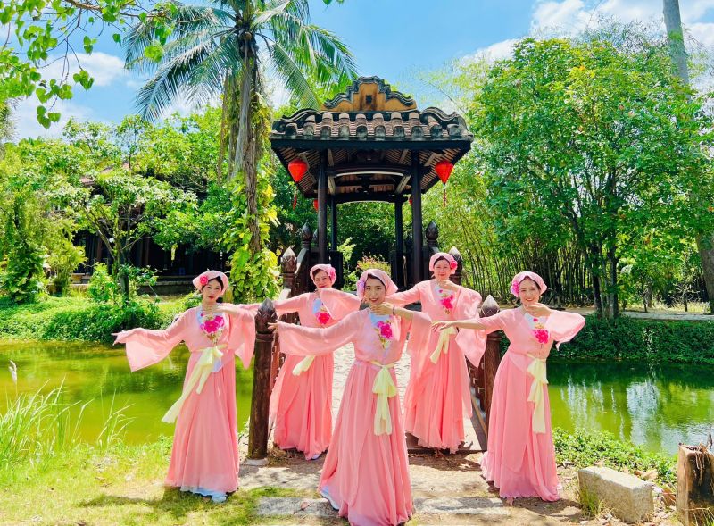 Trang phục biểu diễn Ánh Sáng