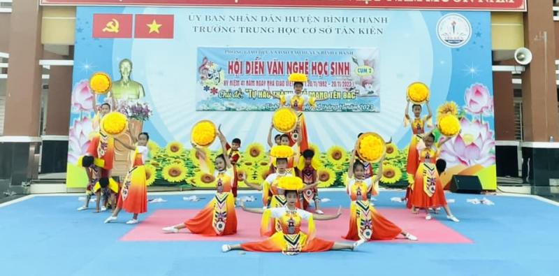 Trang phục biểu diễn Bình Tân