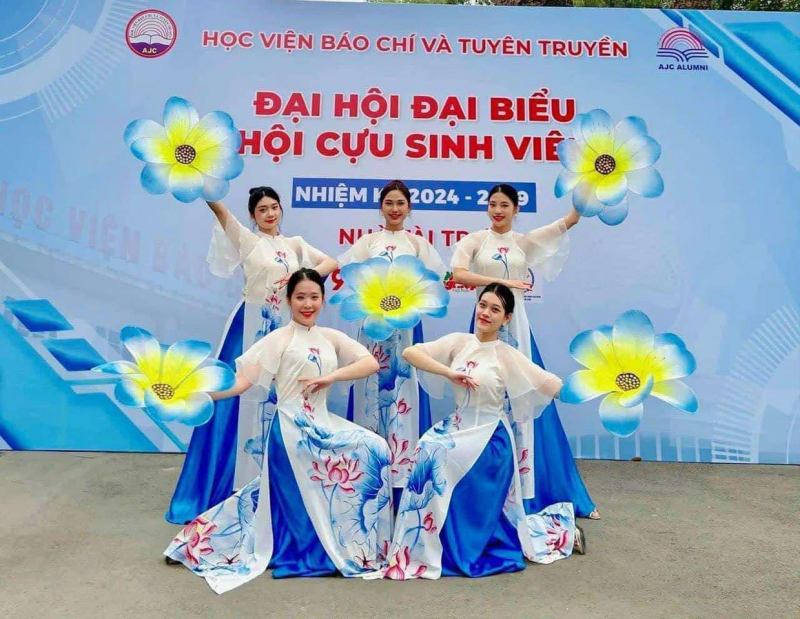 Trang phục biểu diễn Vy Bun