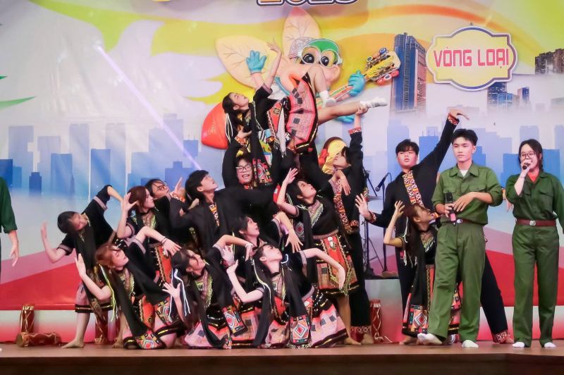 Trang phục Bông Sen