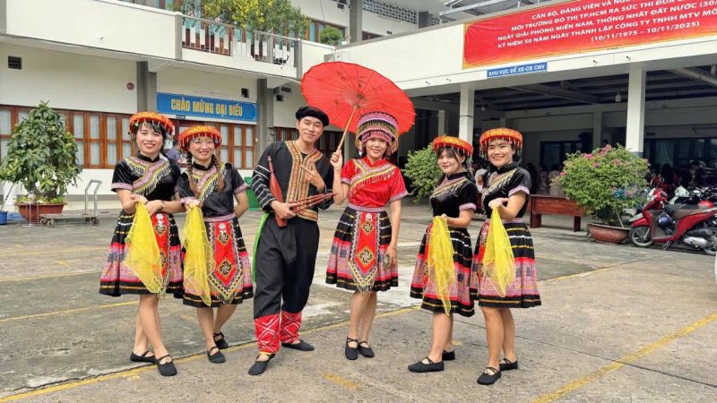 Trang phục Bông Sen