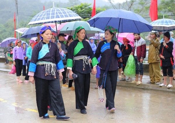 Trang phục truyền thống mang màu sắc đơn giản được nhuộm bằng những nguyên liệu thiên nhiên