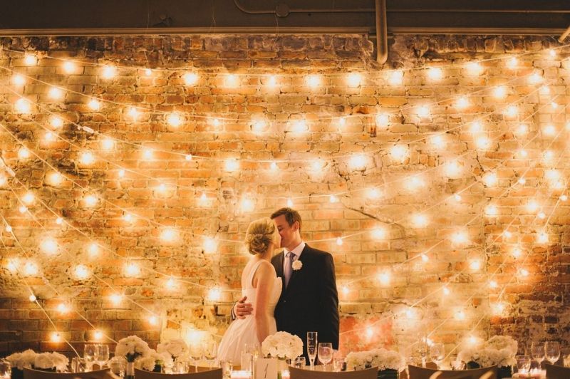 Cách trang trí bằng đèn neon sẽ giúp backdrop trong tiệc cưới trở lên bừng sáng, nổi bật khiến ai cũng mong chụp ảnh mãi thôi đó!