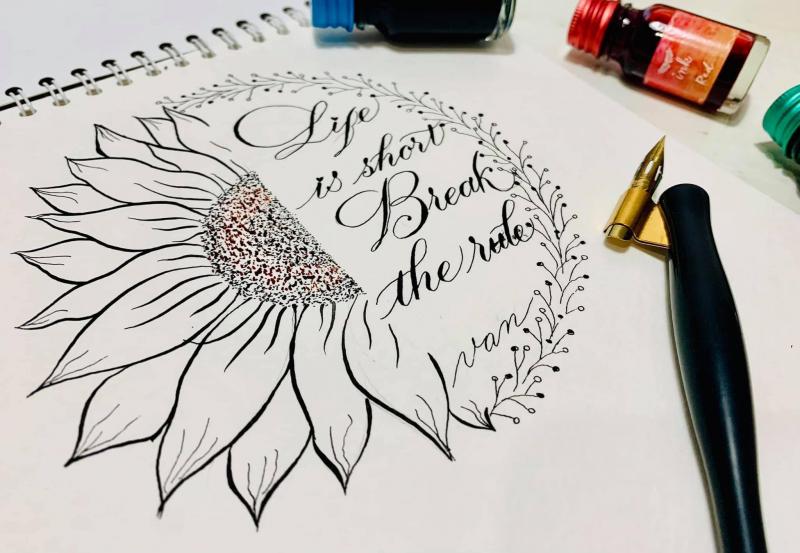 Trang trí chữ nghệ thuật bằng họa tiết hoa lá