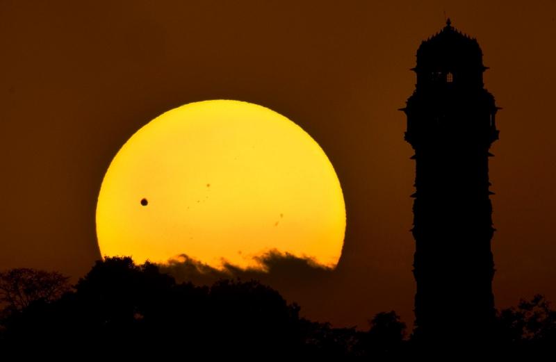 Transit of Venus là một hiện thiên văn xảy ra khi sao Kim di chuyển giữa trái đất và mặt trời