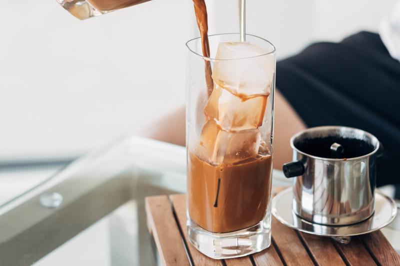 Tránh thức uống có cồn và caffein