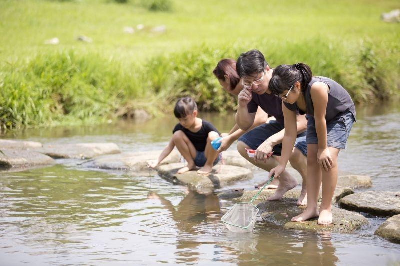 Cha mẹ thường xuyên cho con đi dã ngoại.