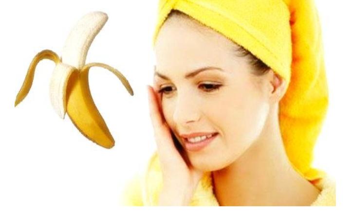 Trong chuối có chứa vitamin B6, vitamin C cùng một lượng nước vừa phải giúp dưỡng ẩm cho làn da và trị mụn hiệu quả