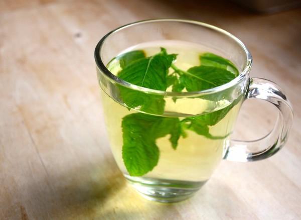 Trà bạc hà là một loại trà vừa thơm ngon vừa có tác dụng kháng khuẩn và gây tê nên trị sâu răng hiệu quả