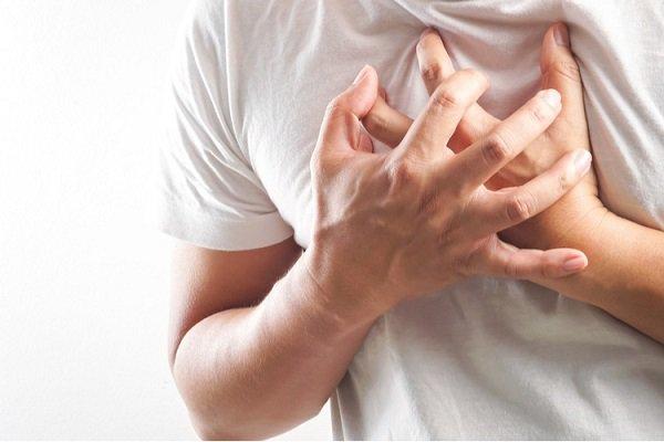 Đau ngực nặng hơn khi thở, ho hoặc hắt hơi