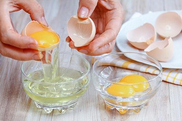 Khuấy đều 2 quả trứng trong một cái bát và thoa hỗn hợp này lên tóc của bạn rồi để trong khoảng 20 phút và rửa sạch với nước ấm.