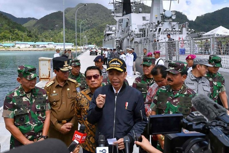 Tổng thống Indonesian Joko Widodo phát biểu trước báo giới trong một chuyến thị sát tới quần đảo Natuna. (Ảnh: AFP)
