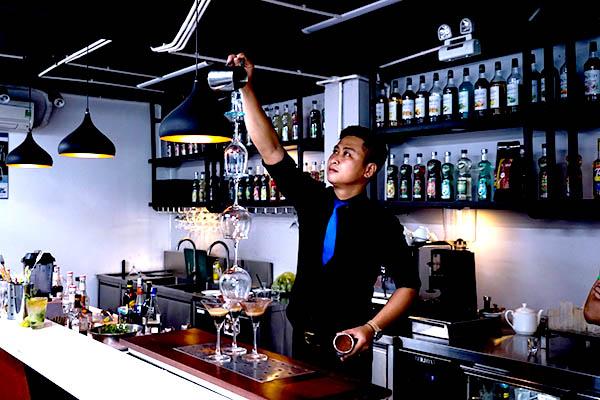 Học pha chế cùng giảng viên của Trung Tâm Đào Tạo Barista - WAO