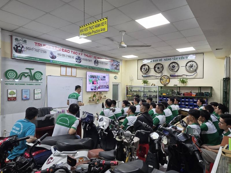Học viên sẽ được thực hành song song với lí thuyết ngay trên xe, sẽ làm học viên nhớ lâu hơn.