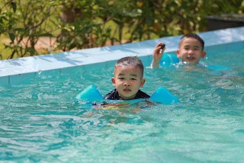 Học bơi tại Swim To Be Live con bạn không những biết bơi, học được cách sinh tồn dưới nước để tự bảo toàn chính mình và cứu hộ trong những tình huống khẩn cấp dưới nước
