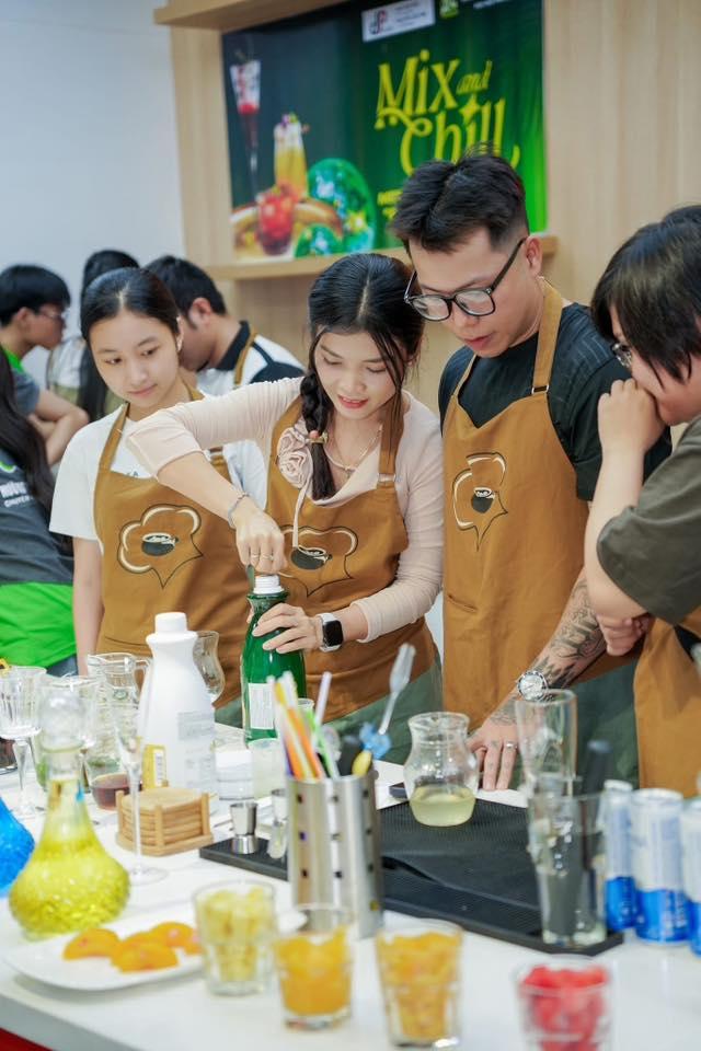 Một lớp học pha chế tại HNAAu Đà Nẵng