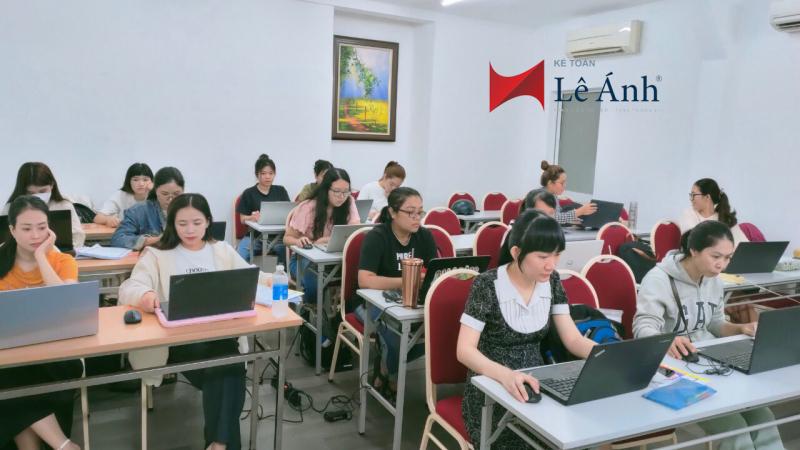 100% giảng viên của trung tâm là các kế toán trưởng, chuyên gia giàu kinh nghiệm thực tế, nhiệt tình, thân thiện và tận tâm.