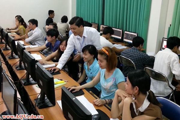 Giảng viên luôn theo sát học viên tại Trung tâm Ngoại ngữ Tin học An Quốc Việt