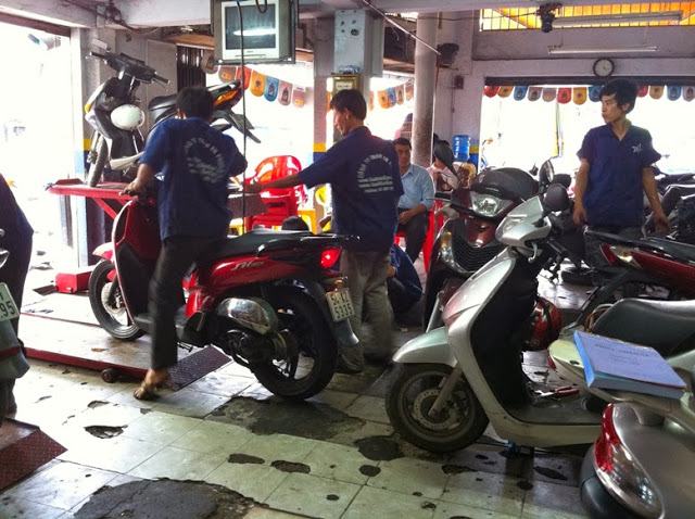 Xe máy luôn là phương tiện vận chuyển phổ biến tại Việt Nam. Để bảo vệ xe mà mình sở hữu, việc sửa chữa xe máy định kỳ là rất quan trọng. Bạn muốn biết thêm về cách sửa chữa xe máy đúng cách? Hãy xem hình ảnh liên quan để tìm hiểu.