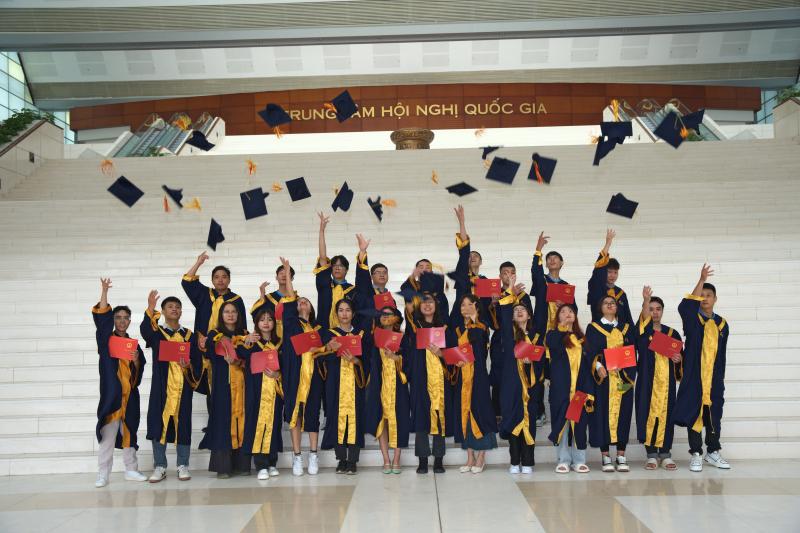 Học viên AWE nhận chứng chỉ trong lễ tốt nghiệp tại Trung tâm Hội nghị Quốc gia