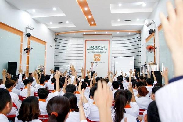 Các học viên hào hứng trong buổi học