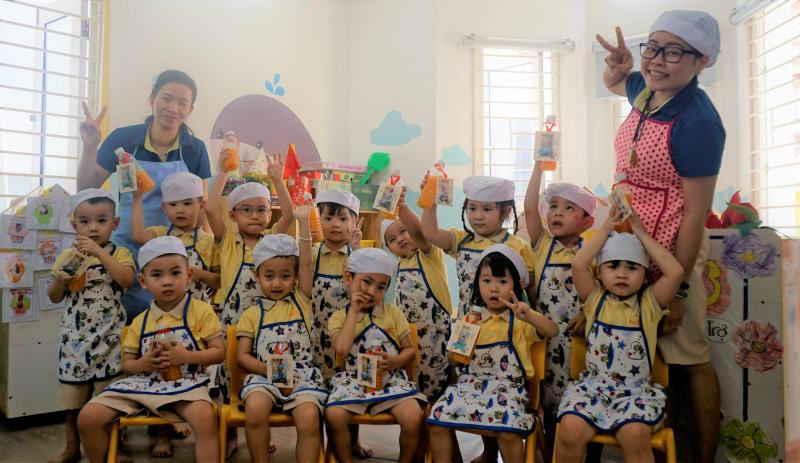 Các cô giáo tại Trường Mầm Non Bé Hạnh Phúc Happy Kids cùng các bé vừa chơi vừa học một cách thích thú