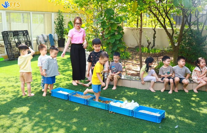 Sân chơi ngoài trời với các dụng cụ
