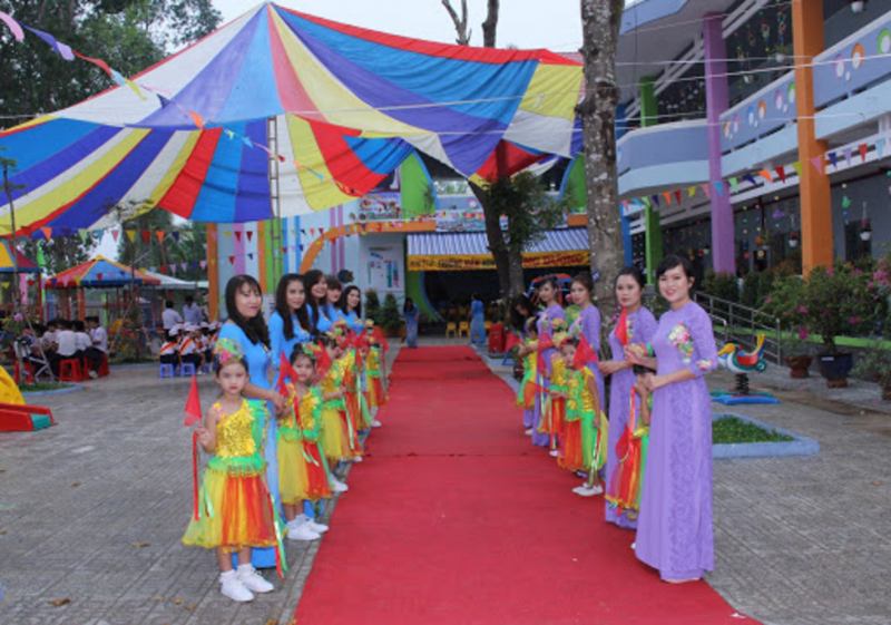 Teachers and students of the school welcome guests in the ceremony