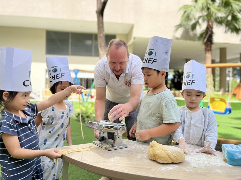 Trường mầm non Wisdomland chú trọng vào cả những kỹ năng mềm cho các bé.