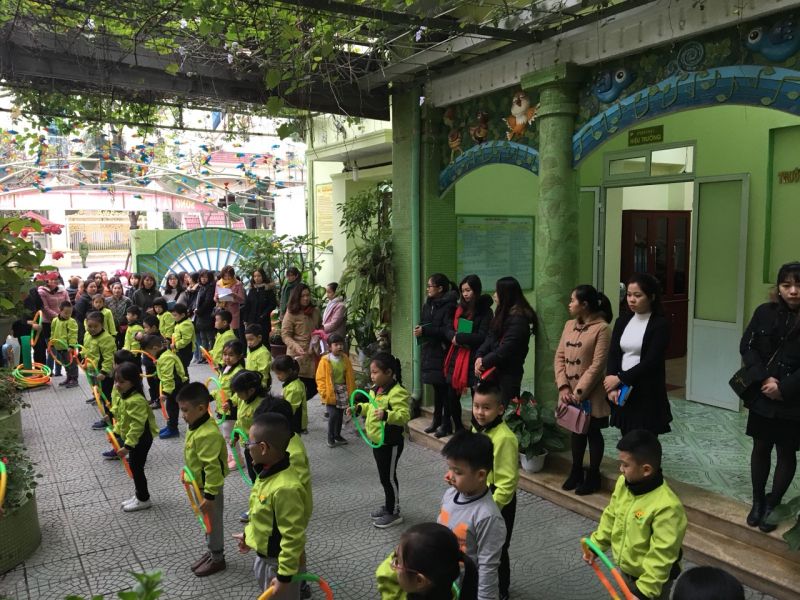 Buổi học thể dục của các bé tại trường mẫu giáo Quang Trung