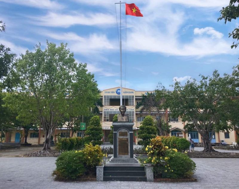 Trường THPT Nguyễn Thần Hiến là ngôi trường có bề dày truyền thống về chất lượng giáo dục của Kiên Giang.
