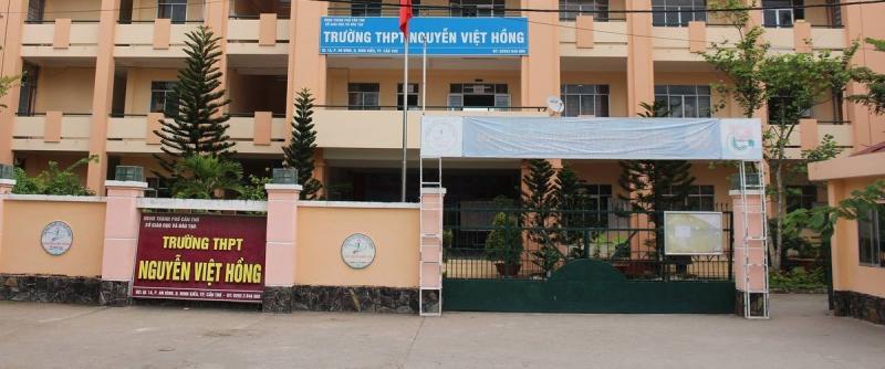 Trường THPT Nguyễn Việt Hồng có 100 % tỷ lệ học sinh lớp 12 tốt nghiệp THPT, có tỷ lệ học sinh khá giỏi đạt trên 55% và có tỷ lệ học sinh đậu đại học, cao đẳng tăng hằng năm