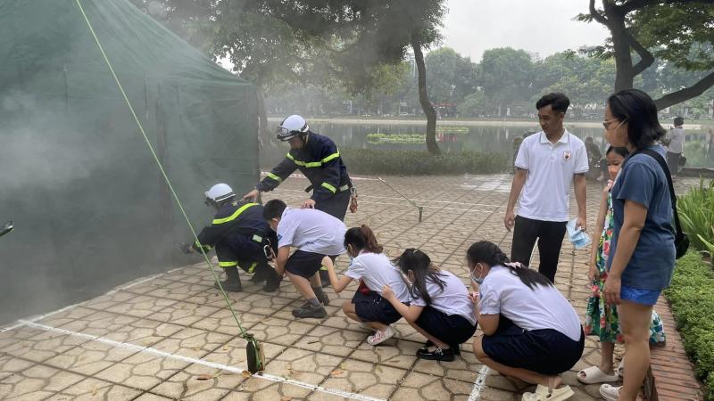 Chương trình trải nghiệm PCCC dành cho học sinh và phụ huynh của Trường tiểu học Bà Triệu