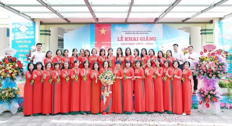 Cán bộ giáo viên tại Trường tiểu học Bạch Mai