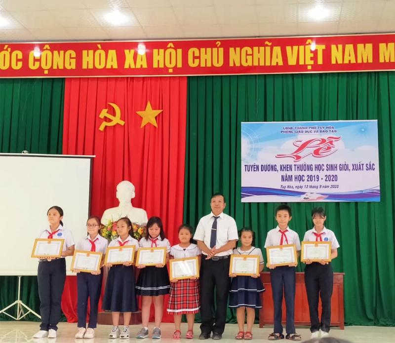 Trường Tiểu học bán trú Phù Đổng