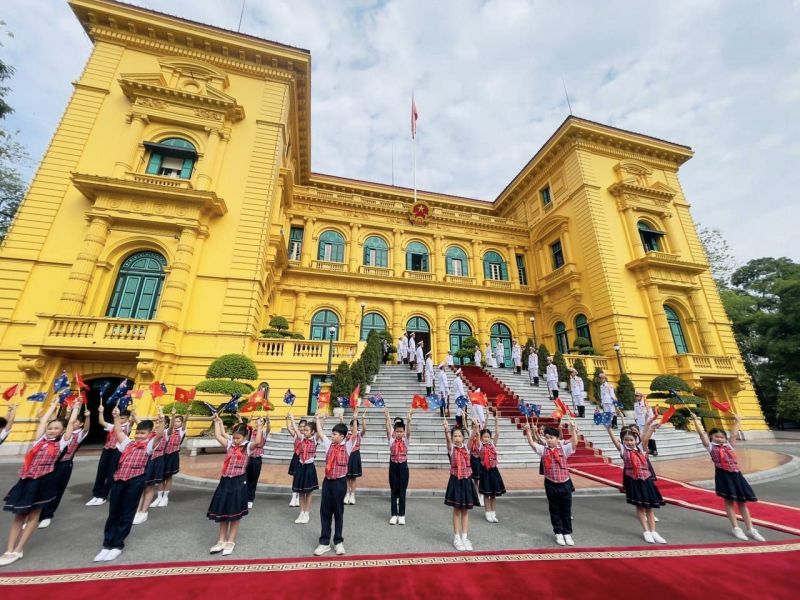 Học sinh trường Tiểu học Thăng Long vinh dự tham gia Lễ đón Thủ Tướng Australia