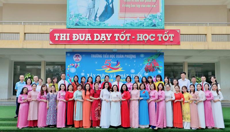 Cán bộ giáo viên tại Trường tiểu học Xuân Phương