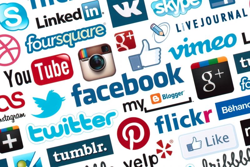Rất nhiều phương tiện truyền thông xã hội ngày nay như Facebook, Twitter, Zalo, Skype...