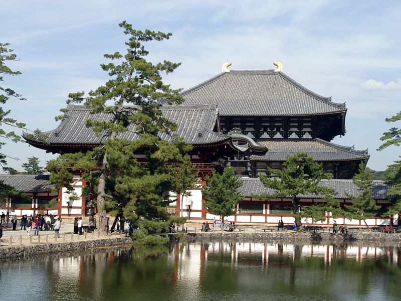 Đền Todaiji nhìn từ góc hồ