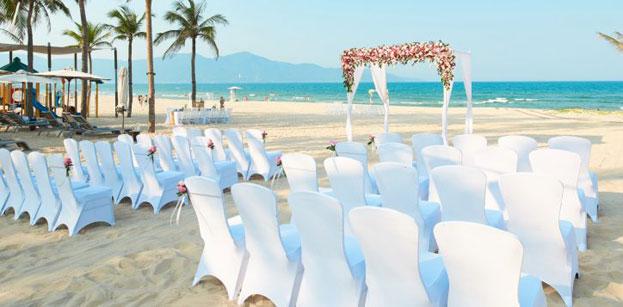 Bạn có thể tổ chức cưới tại bãi tắm Tuần Châu, một bãi tắm nhân tạo dài khoảng 2km, chỉ cách cầu tàu du lịch 8km.