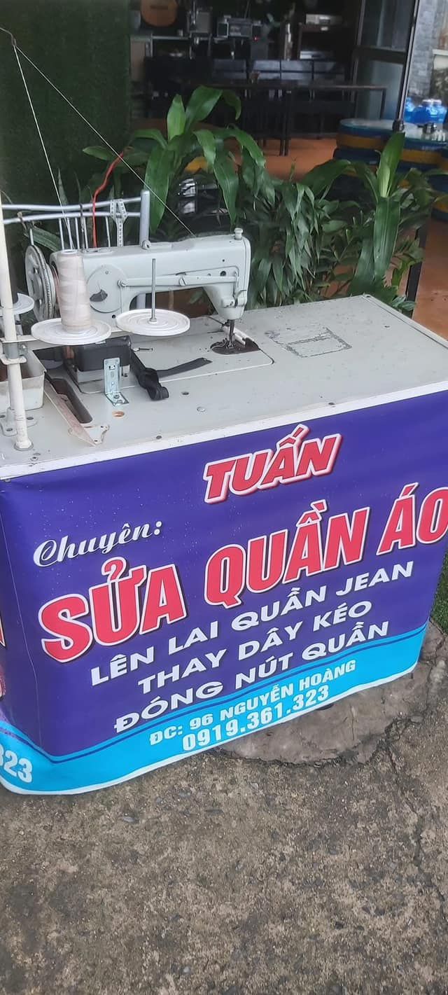 Tuấn sửa quần áo