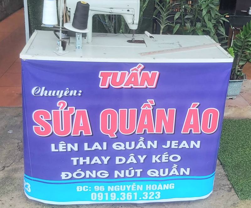 Tuấn sửa quần áo
