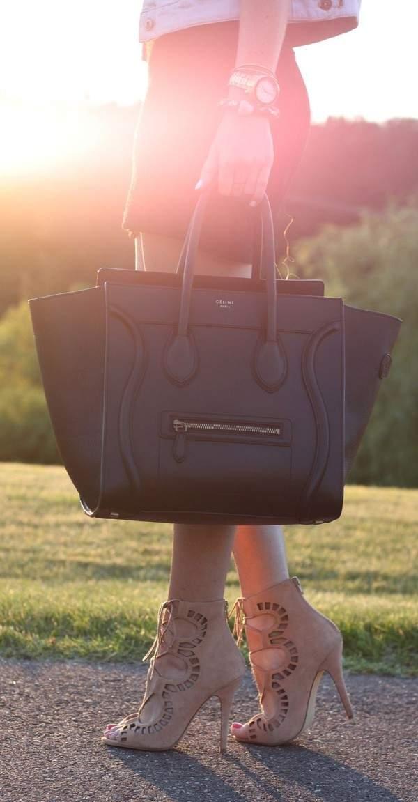 Chỉ với một chiếc túi xách da màu đen sẽ giúp bạn trông phong cách hơn rất nhiều.