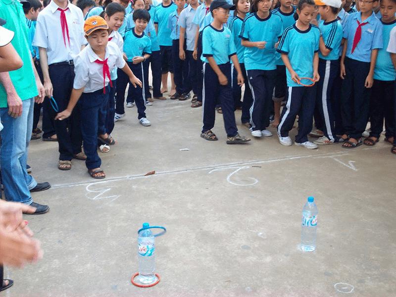 Tung vòng cổ chai