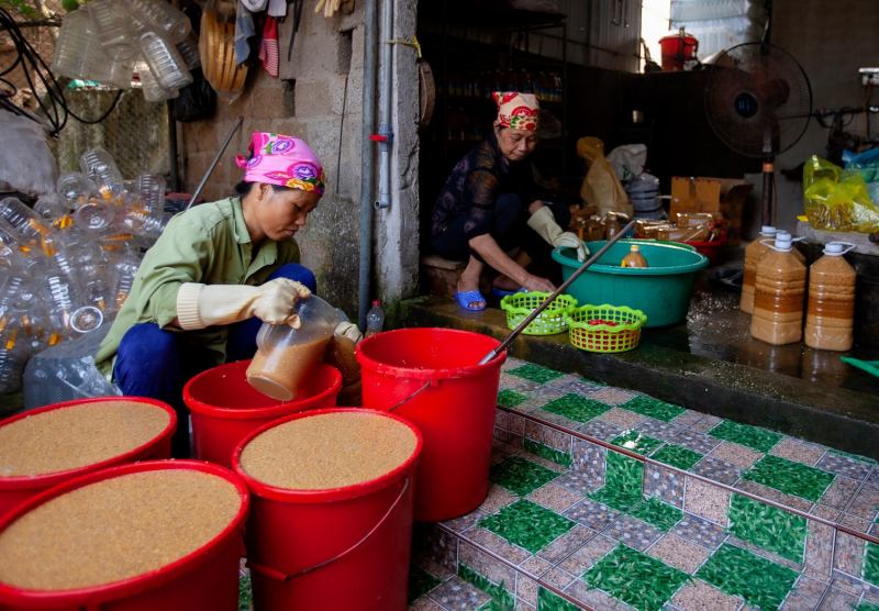 Đong tương Nam Đàn vào chai để bán